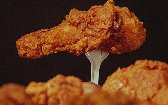 최근 경북 울진에서 자신을 모 부대 간부라고 밝힌 남성이 치킨집 두곳에 총 120마리 치킨을 주문한 뒤 나타나지 않는 '사칭 노쇼' 사례가 발생했다. 사진은 치킨. [사진=펙셀스@Andres Segura]