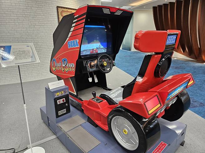 ▲ 일본 세가 본사 휴게실에는 '아웃런'의 아케이드 머신이 전시되어 있다