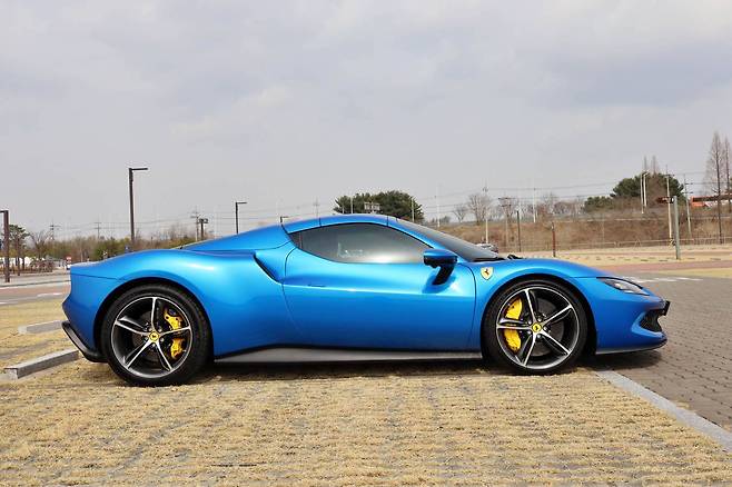 페라리 296 GTS 측면부 / 출처=IT동아