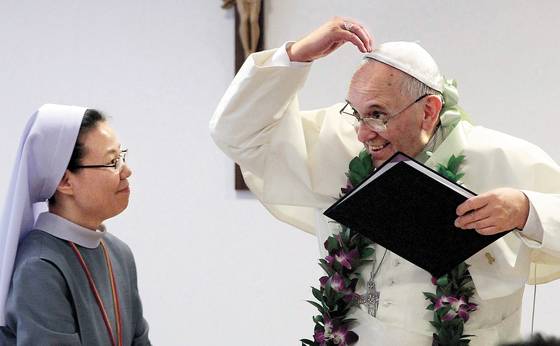 음성 ‘꽃동네’ 희망의 집에서 인사말을 하는 도중 한 장애 아동에게 손 하트를 그리고 있다. [중앙포토]