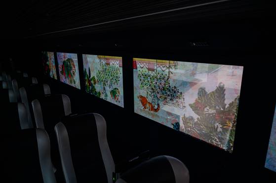 경기 수원시가 운영하는 'XR(확장현실)버스 1795' . 스크린으로 변한 창문을 통해 정조대왕이 어머니 혜경궁 홍씨의 환갑을 맞아 아버지 사도세자의 묘소까지 행차한 을묘원행의 모습이 보여지고 있다. 수원시