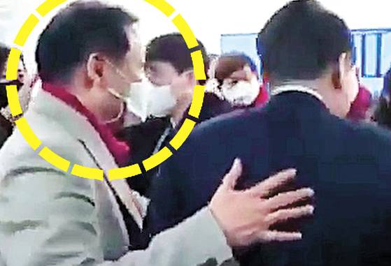 지난 2022년 윤석열 당시 대선후보가 선거대책본부의 네트워크본부 사무실을 방문했을 때 ‘건진법사’로 알려진 전성배씨(노란색 원)가 관계자들에게 소개하고 있다. 사진 유튜브 캡처