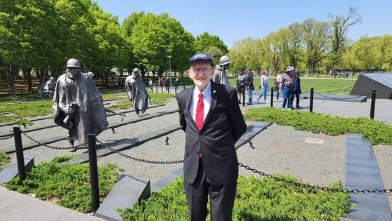 한국전쟁 당시 인천상륙작전, 장진호 전투 등에 참전했던 필립 셔틀러(99) 미 해병대 예비역 중장은 18일(현지시간) 사진 촬영 요청을 받자 "나이가 들어도 전우들 앞에서 지팡이에 의지한 모습을 보여선 안 된다"며 지팡이를 배우자에게 건넨 뒤 포즈를 취했다. 워싱턴=강태화 특파원