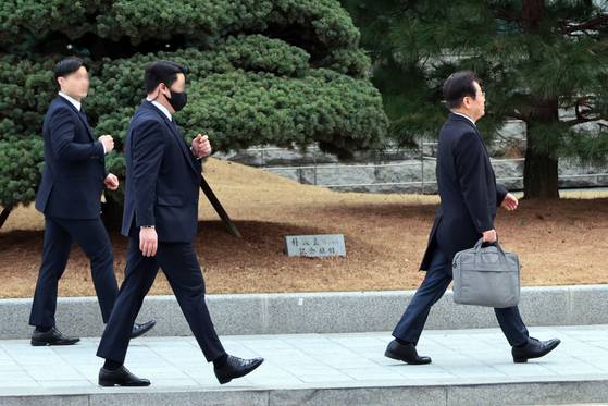 최근 신변 위협 우려가 제기된 더불어민주당 이재명 대표가 지난달 17일 경호원들의 보호를 받으며 서울 여의도 국회 경내를 걷고 있다.   경찰은 이 대표에 대한 살해 협박 등 위협이 계속됨에 따라 첩보 수집 활동을 강화하는 한편 신변보호 방안을 당과 협의 중이다. 연합뉴스