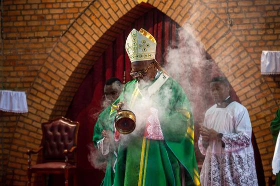 프리돌린 암봉고 베순구 추기경이 지난 2월 9일 킨샤사의 노트르담 콩고 대성당에서 콩고민주공화국 동부 지역의 전쟁으로 피해를 입은 사람들과 평화를 위해 기도하는 미사를 거행하고 있다. AFP=연합뉴스