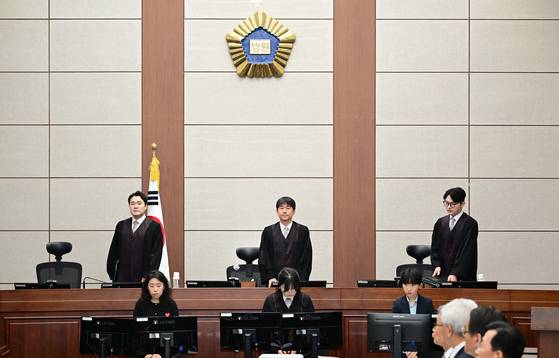 지귀연 부장판사(가운데)가 21일 서울 서초구 서울중앙지법에서 열린 윤석열 전 대통령 내란 우두머리 혐의 형사재판 2차 공판에 입장하고 있다. 사진공동취재단