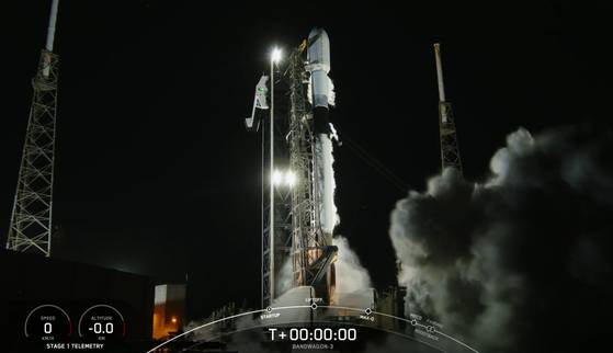 우리 군의 정찰위성 4호기를 탑재한 미국 우주기업 스페이스Ⅹ의 발사체 '팰컨9'이 한국시간 22일 오전 9시 48분(현지시간 21일 오후 8시 48분) 미국 플로리다주 케이프커내버럴 우주군 기지에서 발사되고 있다. SpaceX 제공 영상 캡처·연합뉴스