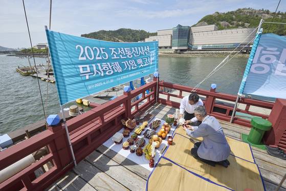 지난 21일 전남 목포의 국립해양유산연구소 전통선박팀 관계자들이 무사 항해를 기원하는 뱃고사를 지내고 있다. 과거 조선통신사선을 재현한 선박은 이달 28일 부산을 출항해 내달 11일 일본 오사카에 입항한다. 사진 국립해양유산연구소