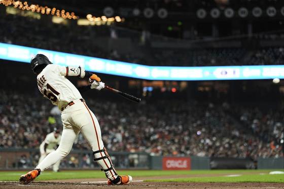밀워키 브루어스와의 홈 경기에서 7회 3루타를 때려내는 이정후. AP=연합뉴스