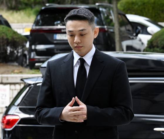 마약류 상습 투약 혐의로 기소된 배우 유아인(본명 엄홍식)이 지난해 9월3일 서울 서초구 중앙지법에서 열린 1심 선고기일에 출석하고 있다. 연합뉴스