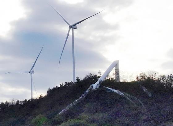 지난 21일 오후 전남 화순군 도암면 우치리 화학산에 건설된 4.7MW(메가와트)급 풍력발전기 타워가 쓰러져 있다. 연합뉴스