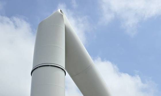 지난 21일 오전 2시50분쯤 화순군 화학산 중턱에 설치된 한 풍력발전소에서 높이 127m 풍력발전기 한 대가 쓰러졌다. 뉴시스