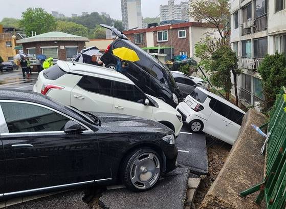 22일 오후 1시 10분쯤 경기 남양주시 화도읍 한 아파트 지상주차장 옹벽이 붕괴돼 차량 6대가 파손됐다. 뉴스1