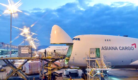인천공항 아시아나항공 화물터미널에서 수출화물이 비행기에 선적되고 있는 모습. 김상선 기자
