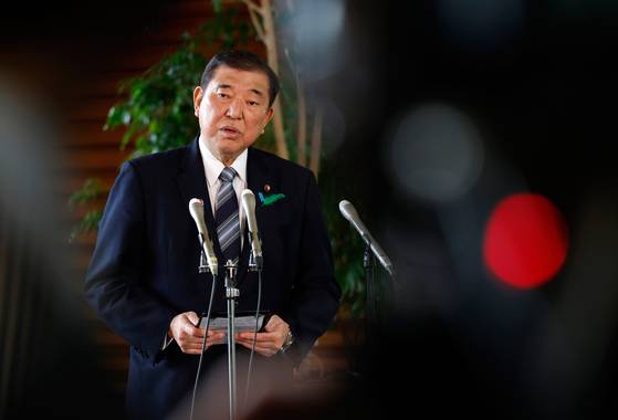 지난 17일 도쿄 총리 관저에서 이시바 시게루 일본 총리가 미국과의 관세협상 결과를 보고받은 뒤 기자들에게 설명하고 있다.AP=연합뉴스