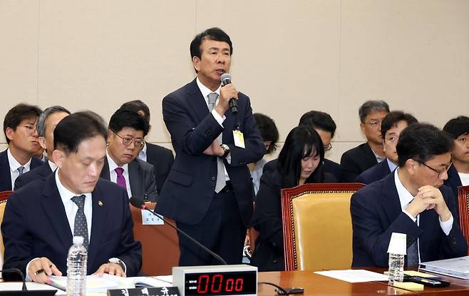 김진구 유진 ENT 대표이사가 지난해 10월15일 서울 여의도 국회 과학기술정보방송통신위원회에서 열린 방송통신위원회, YTN 등에 대한 국정감사에서 의원들의 질의에 답변하고 있다. /뉴시스