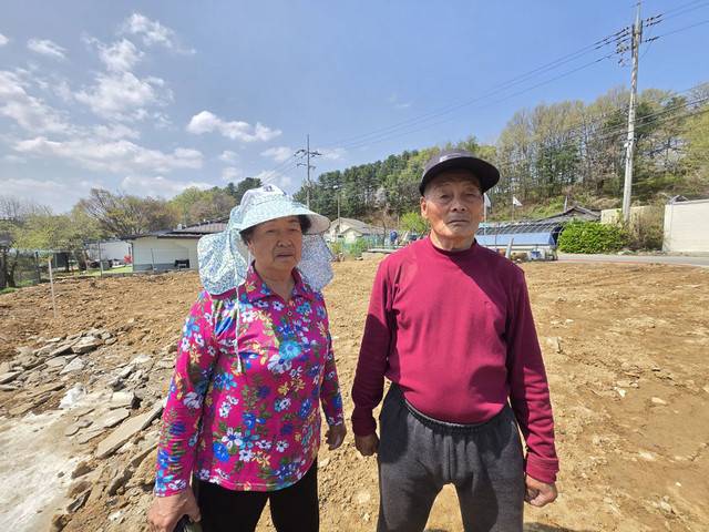 ▲ 김복례·안중순씨가 화재로 불타 사라진 집터 앞에 서 있다. 최현정