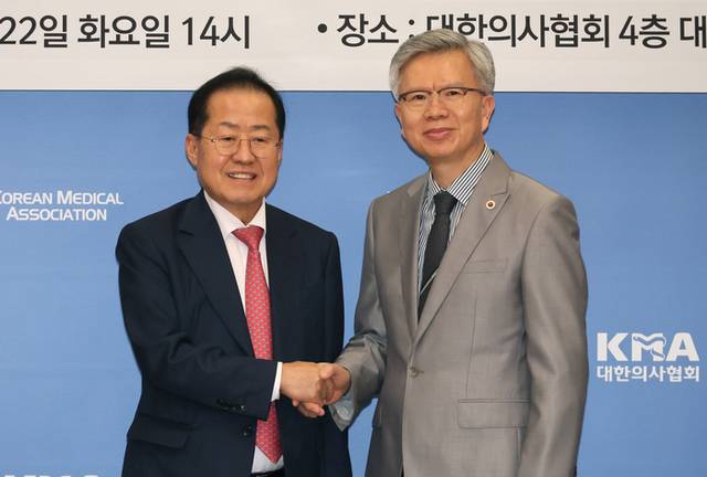 ▲ 국민의힘 홍준표 대선 경선 후보가 22일 서울 용산구 대한의사협회에서 열린 간담회에서 김택우 대한의사협회장과 기념촬영을 하고 있다. 연합뉴스