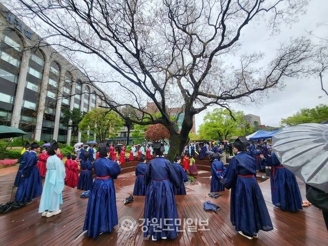 ▲ 재경영월군민회와 (사)영월군기업경영영인협회, (재)영월산업진흥원이 공동주최하고 영월군이 후원한 단종유배길 서울구간 걷기 행사가 22일 서울 창덕궁 일원에서 열려 지역 주민들이 플래시몹을 하고 있다. 김여진