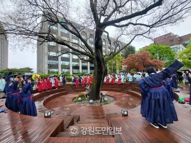 ▲ 재경영월군민회와 (사)영월군기업경영영인협회, (재)영월산업진흥원이 공동주최하고 영월군이 후원한 단종유배길 서울구간 걷기 행사가 22일 서울 창덕궁 일원에서 열려 지역 주민들이 플래시몹을 하고 있다. 김여진