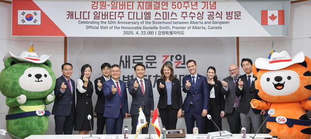 ▲ 다니엘 스미스 캐나다 알버타주 주수상은 22일 오전 강원도청에서 김진태 도지사와 면담을 갖고 ‘알버타 파빌리온(Alberta Pavillion) 안내판 제막식’에 참석했다. 도 제공