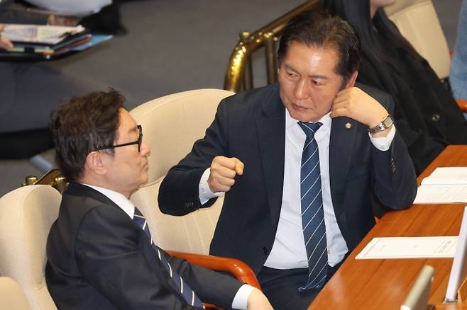 ▲ 탄핵소추단 정청래-박범계 대화 [연합뉴스]&nbsp;