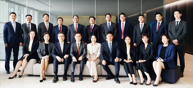 태평양 송무그룹 소속 정한별(뒷줄 왼쪽 시계방향으로) 전세영 김준모 권순익 대표변호사, 송우철 송무지원단장, 이형석 대표변호사, 이혁 박성용 배용만 이경환 윤정노 윤지효 황지영 노은영 김상철 강정희 신신호 권오석 배정현 이주선 변호사.  태평양 제공