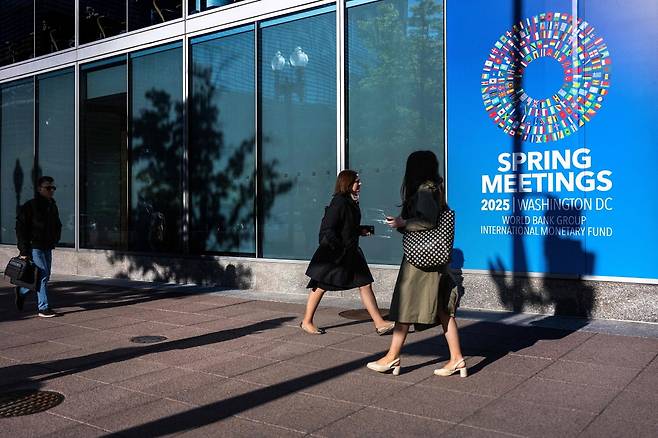 세계은행IMF 연차회의가 열리는 워싱턴DC의 건물 앞을 행인들이 지나가고 있다. /AFP연합뉴스