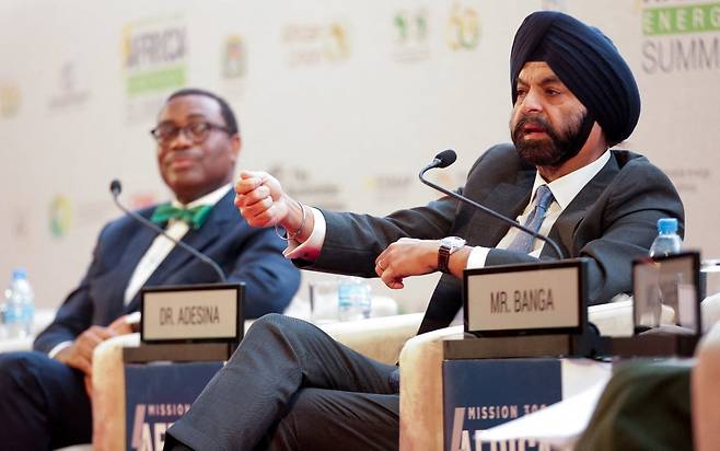 아제이 방가 세계은행 총재(오른쪽)가 지난 17일 탄자니아 다르에스살람에서 열린 아프리카 에너지 정상회의에서 발언하고 있다. / 로이터연합뉴스