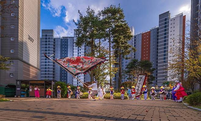 지난해 '제9회 아름다운 우리 아파트 사진 공모전' 최우수상은 전북 전주시 효천 리버클래스에 거주하는 오성록 씨 작품 ‘전통놀이’가 수상했다./아가포럼 제공
