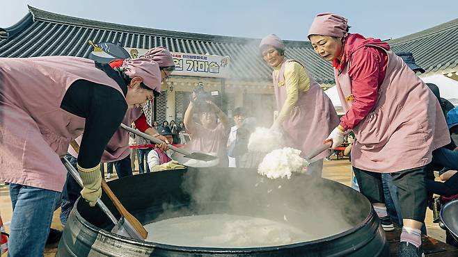 SK하이닉스는 매년 이천 쌀문화축제를 개최하며 반도체 역시 '이천을 대표하는 쌀'임을 알리고 있다./SK하이닉스