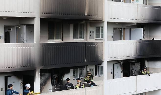 지난 21일 서울 관악구 봉천동 한 아파트에서 화재가 발생해 과학수사대원, 소방대원, 경찰이 현장을 살펴보고 있다. 연합뉴스