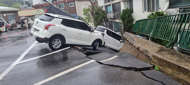 22일 오후 1시9분쯤 남양주시 화도읍 창현리의 한 아파트에서 주차장 일부가 무너져 있다. 경기도북부소방재난본부 공