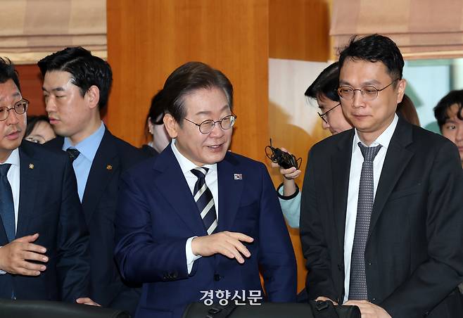 이재명 더불어민주당 대선 경선 후보가 지난 21일 서울 여의도 금융투자협회에서 열린 자본시장 활성화를 위한 정책간담회에서 참석자들과 인사하고 있다. 정지윤 선임기자