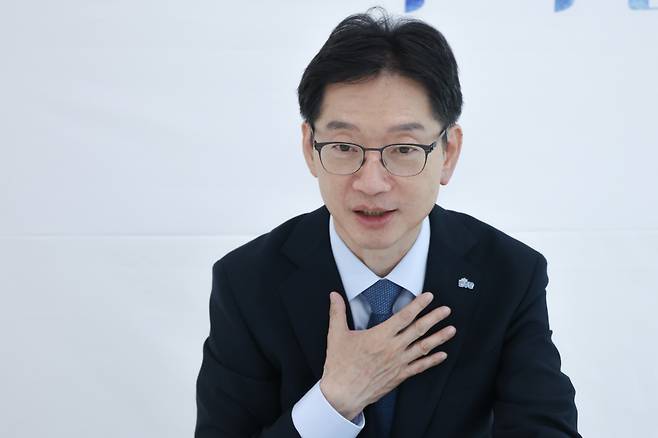 김경수 더불어민주당 대선 경선 후보가 지난 21일 서울 영등포구 대선 캠프에서 경향신문과 인터뷰를 하고 있다. 성동훈 기자 zenism@kyunghyang.com