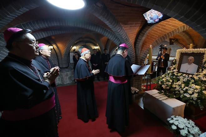 염수정 추기경과 정순택 대주교 등 서울대교구 주교단이 22일 서울 명동대성당 지하 성당에 마련된 프란치스코 교황 분향소를 찾아 조문하고 있다. 사진공동취재단