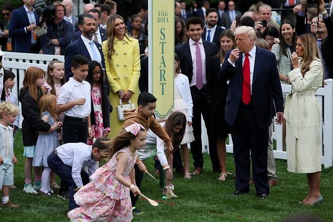 호루라기 부는 트럼프·멜라니아…달걀 굴리기 경주 시작 도널드 트럼프 미국 대통령 부부가 21일(현지시간) 워싱턴 백악관 사우스론에서 열린 ‘이스터 에그롤’(부활절 달걀 굴리기) 행사에 참석해 호루라기를 불고 있다. 로이터연합뉴스