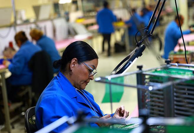 Employees work at NPD Technology, a factory that assembles printed circuit boards (PCBs) for the automotive industry and exports them to the United States, in Ciudad Juarez, Mexico, January 29, 2025. [YONHAP/REUTERS]