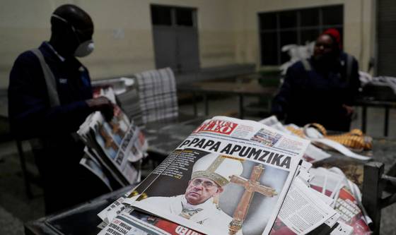 Workers arrange printed newspapers with a picture of Pope Francis, following the death of the pontiff, at the Nation Media Group printing press on the outskirts of Nairobi, Kenya on April 21. [REUTERS/YONHAP]