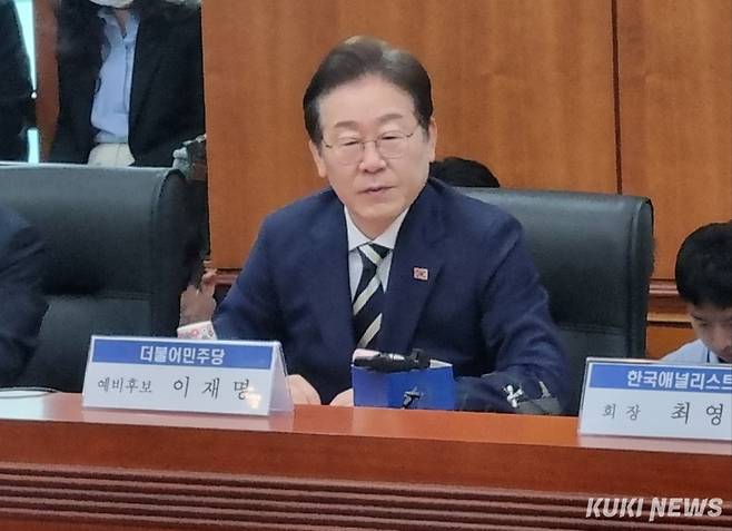 이재명 더불어민주당 대선 예비 후보가 21일 간담회에 참석한 모습. 이창희 기자