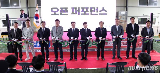 충남도는 22일 삽교읍 게이트볼장에서 동호회 회원 등 300여 명이 참석한 가운데 내포신도시에서 삽교천을 잇는 자전거길 개통식을 개최했다.&nbsp;