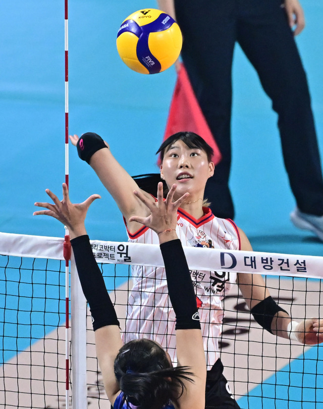 한국 여자배구 올스타팀의 아웃사이드 히터 정윤주가 20일 경기도 화성실내체육관에서 열린 2025 한국-태국 여자배구 올스타 슈퍼매치 2차전에서 스파이크를 시도하고 있다. KOVO 제공