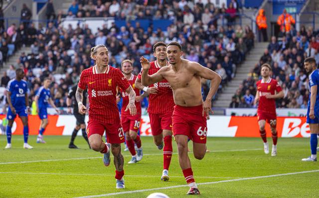 리버풀의 트렌트 알렉산더 아널드가 21일(한국시간) 영국 레스터 킹파워 스타디움에서 열린 2024-2025 잉글랜드 프리미어리그(EPL) 레스터 시티와 33라운드 경기에서 골을 넣은 뒤 세리머니를 하고 있다. 신화뉴시스