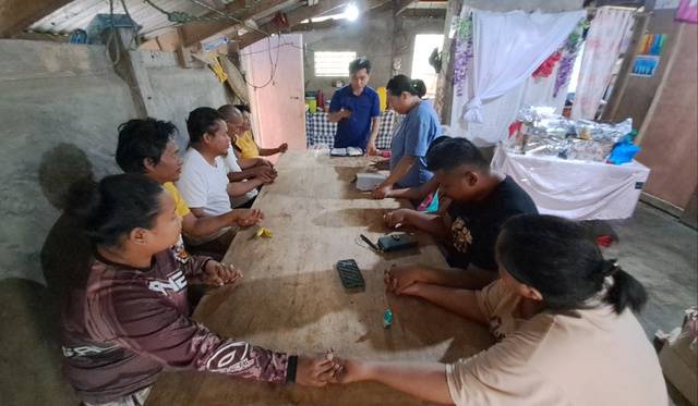 오태훈(가운데) 제주국제순복음교회 장로가 현 집사의 필리핀 집에서 가족들과 만나 복음을 전한 뒤 손잡고 기도하는 모습. 제주국제순복음교회 제공