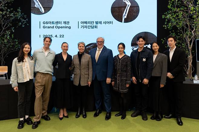 아메리칸 발레 시어터(ABT)가 GS아트센터 개관 기념 공연을 위해 13년 만에 내한했다. 22일 GS아트센터에서 열린 기자간담회에는 수전 재피 예술감독과 단원들이 참석했다. 왼쪽부터 서윤정, 제임스 화이트사이드, 이저벨라 보일스톤, 수전 재피, 베리 휴슨, 서희, 안주원,  한성우 박선미.    GS아트센터