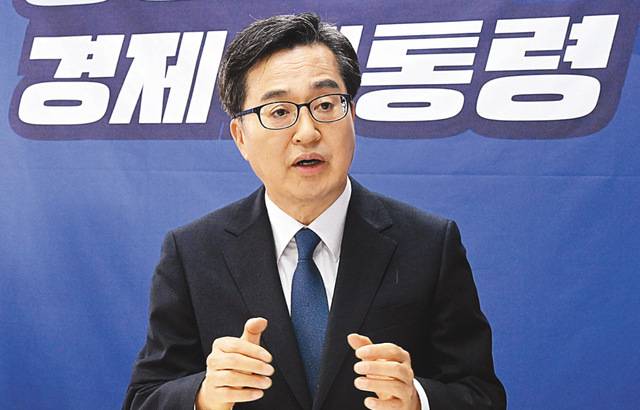 김동연 더불어민주당 대선 경선 후보가 22일 서울 여의도 캠프 사무실에서 국민일보와 인터뷰하고 있다. 김 후보는 “한 후보가 권리당원 투표에서 90%를 득표하는 것은 상식적이지 않다. 결코 건강한 정당의 모습이 아니다”고 말했다. 이병주 기자