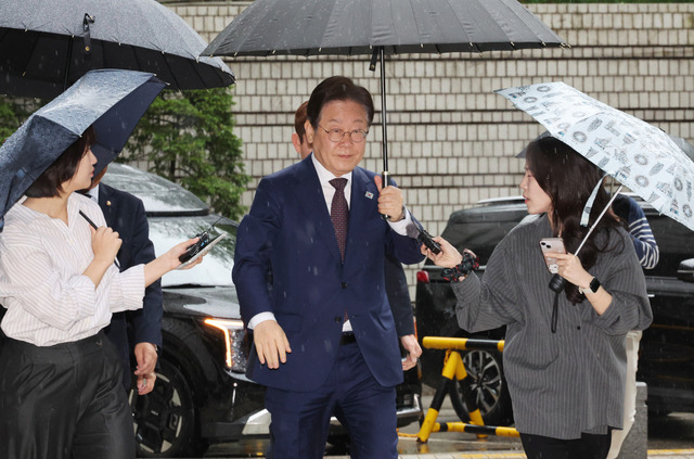 이재명 더불어민주당 대선 경선 후보가 22일 서울 서초구 서울중앙지법에서 열린 ‘대장동 배임·성남FC 뇌물’ 1심 속행 공판에 출석하고 있다. 이 대표는 이날 페이스북에 의대 갈등과 관련해 “모든 이해당사자가 참여하는 사회적 합의에서 다시 출발해야 한다”고 밝혔다. 연합뉴스