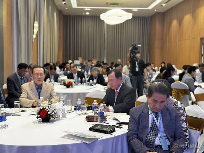 세기총 회원들이 22일 베트남 하노이에서 열린 제13차 정기총회에서 한반도 평화통일을 위해 기도하고 있다.