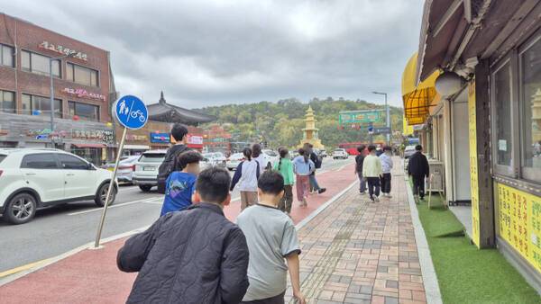 지난 19일 수원특례시 신풍동에서 교사 2명이 초등학생들을 인솔하며 길을 걷고 있다. 금유진기자