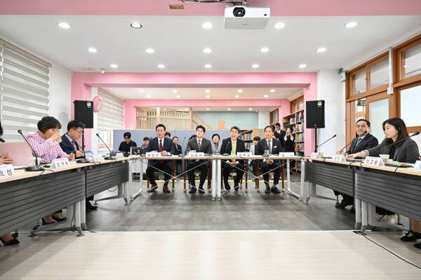 이주호 교육부총리(앞줄 오른쪽 두번째), 백영현 포천시장(왚줄 왼쪽 첫번째) 등이 포천 정교초등학교에서 교육현안 간담회를 열고 다문화학급 운영, 포천형 자기주도학습센터 등에 대해 논의하고 있다. 포천시 제공